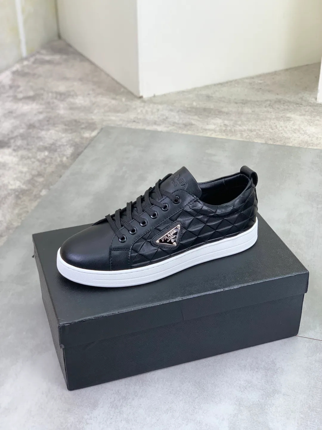 Men's Men's Shoes💰P420💰[New Style] The latest classic model of high-quality PRADA breathable and comfortable men's shoes has been launched on the official website, 1:1 replica, synchronized in Hong Kong, and on the same catwalk; all made of calfskin with breathable mesh fabric ➕Imported soft Soft and comfortable sheepskin lining, 🍡🍡original rubber outsole is non-slip and wear-resistant; comfortable to wear, attractive style, fine workmanship, and simple and neat shoe last, showing a man's courage and toughness, 👍Size: 39-44 2️⃣Color🉑️Choose